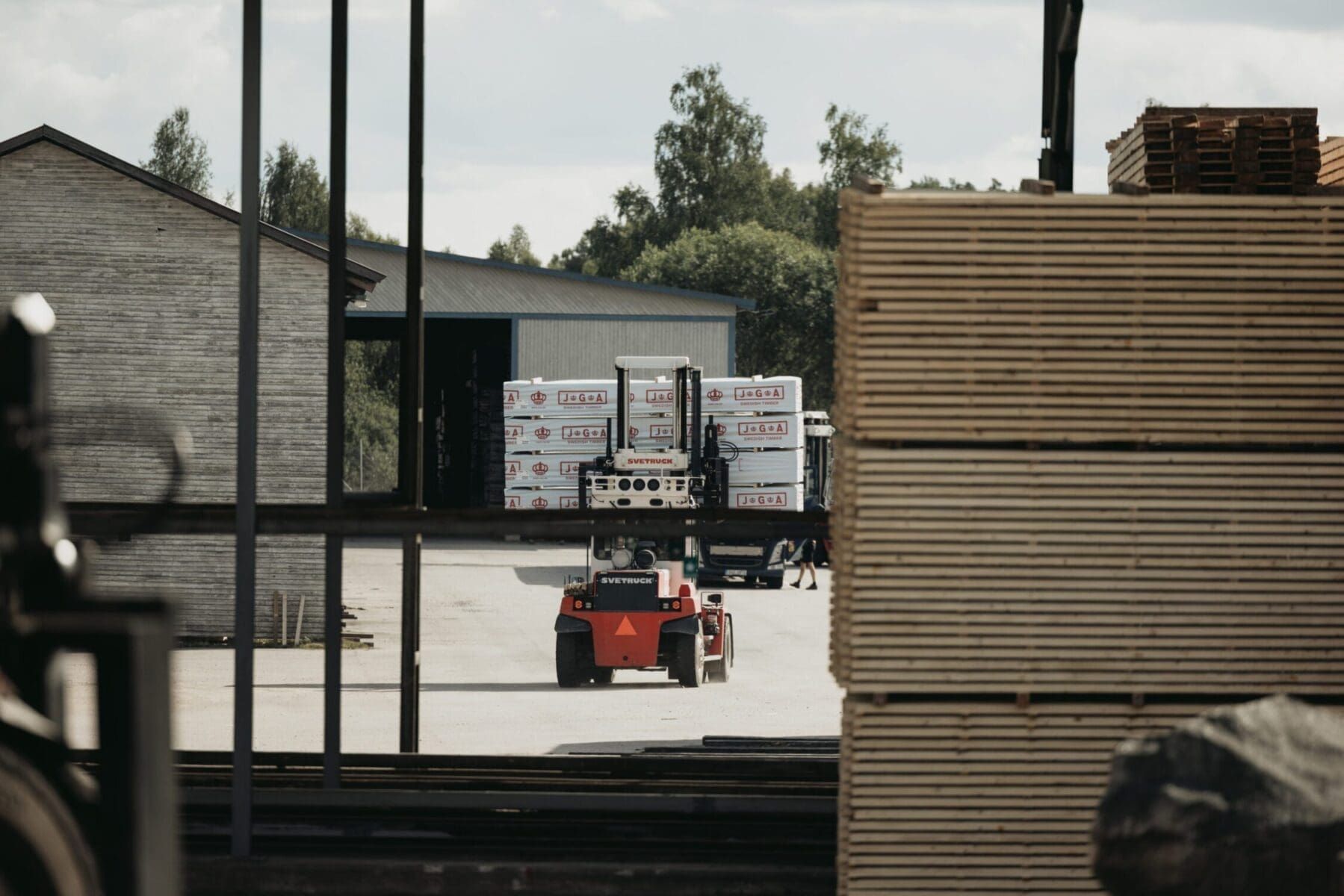 truck som kör på sågverket i Småland, Linneryd