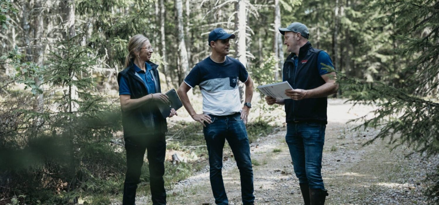 JGA skogsrådgivare i samtal med skogsägare