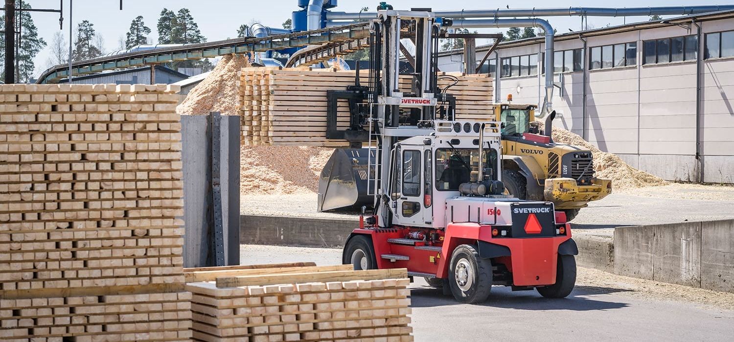 Truck vid sågverket i Linneryd