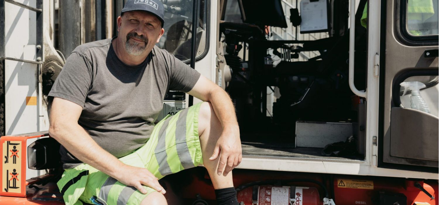 Johan Fransson som sitter vid trucken på sågverket i Linneryd.