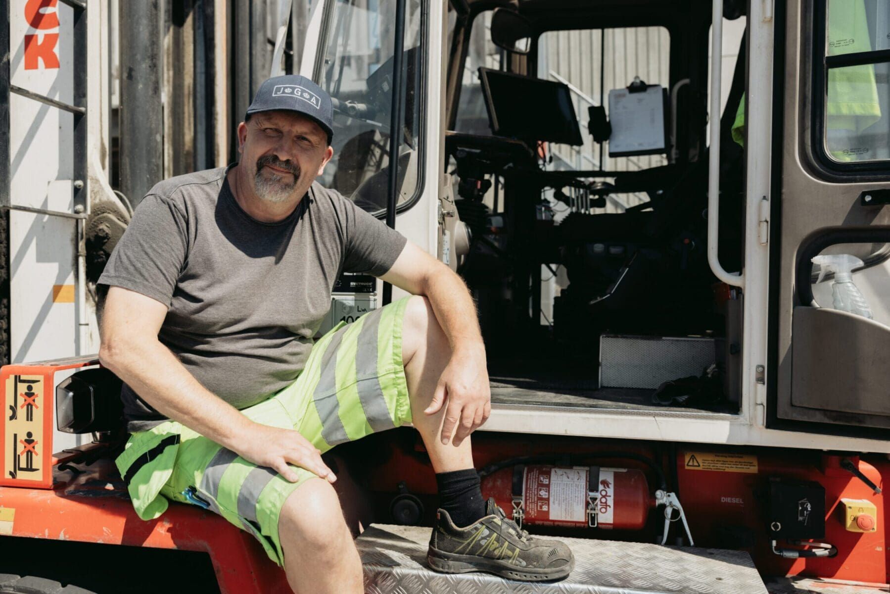 Johan Fransson som sitter vid trucken på sågverket i Linneryd.