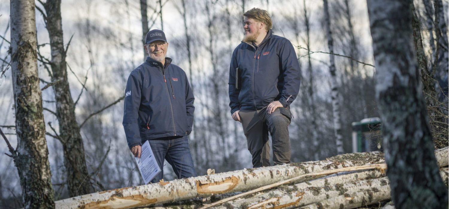 Virkesinköpare vid stockar