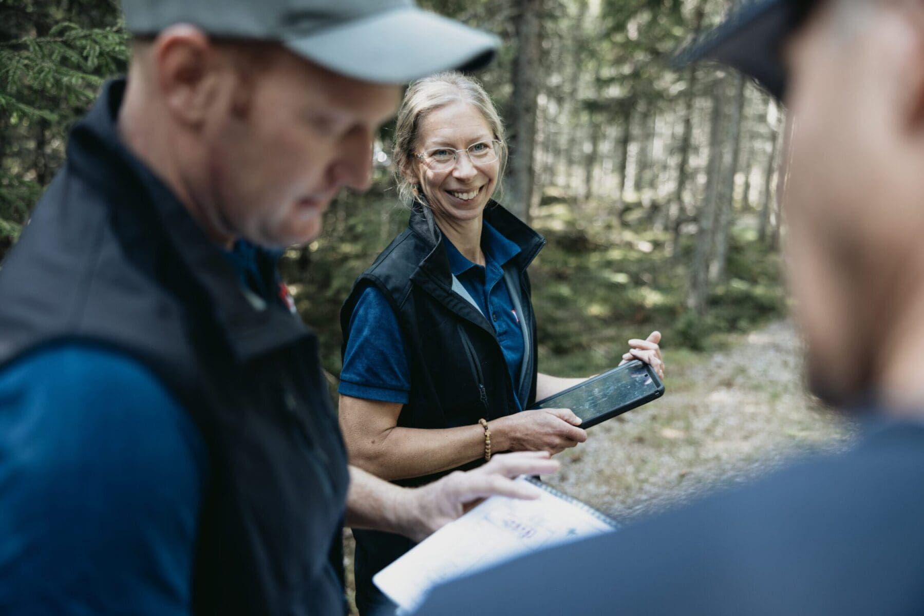 Virkesinköpare i dialog med skogsägare.