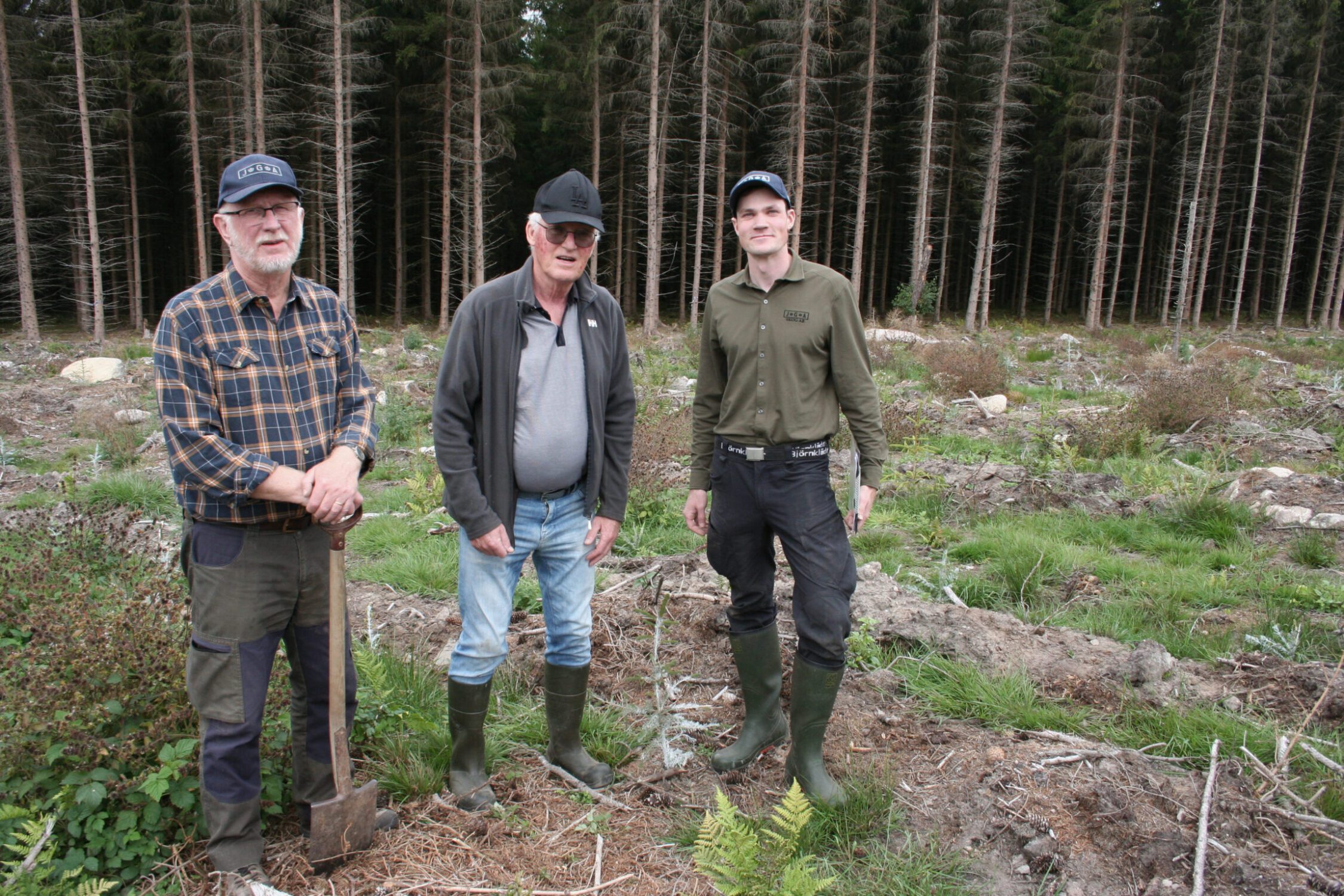 Nils Eskilsson och Göran Mathiasson tillsammans med markägaren Bertil Andersson.